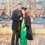 Akshay Kumar Instagram - Two years ago when you told me you wanted to take up studies all over again, I wondered if you meant it. But the day I saw you work so hard and perfectly manage a full-fledged student life along with home, career, me and kids, I knew I had married a super woman. Today on your graduation, I also wish I had studied a bit more to know enough words to tell you how proud you make me, Tina. Congratulations and all my love. ♥️