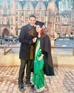 Akshay Kumar Instagram - Two years ago when you told me you wanted to take up studies all over again, I wondered if you meant it. But the day I saw you work so hard and perfectly manage a full-fledged student life along with home, career, me and kids, I knew I had married a super woman. Today on your graduation, I also wish I had studied a bit more to know enough words to tell you how proud you make me, Tina. Congratulations and all my love. ♥️