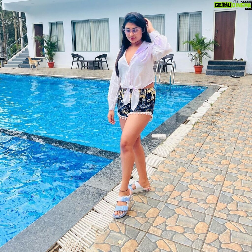 Akshita Bopaiah Instagram - Get better , do better and learn better 😎 #swimingpool #privatepool #poolsofinstagram #infinitypool #poolbuilder #pooldesign #pooltime #poollife #poolside #swimmingpool Chikmagalur