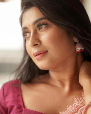 Akshita Bopaiah Instagram - Raising my vibe , one at a time 💗

Artist - @akshitha_bopaiah
Photographer - @camerasenthil
Makeup - @rajalakshmi_bridalmakeup
Shoot Organized by @rrajeshananda 
Saree: @srisai_13