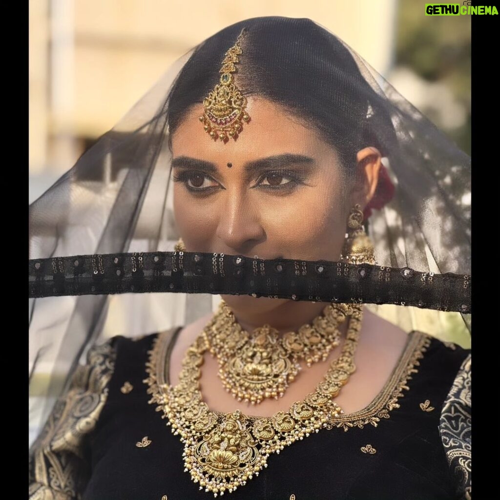 Akshita Bopaiah Instagram - Confidence on point 👑 Muse-@akshitha_bopaiah #aishadasmakeover #makeover #makeup #makeupideas #makeuplook #makeupartist #art #artist #artistsoninstagram #black #blackbride Banglore