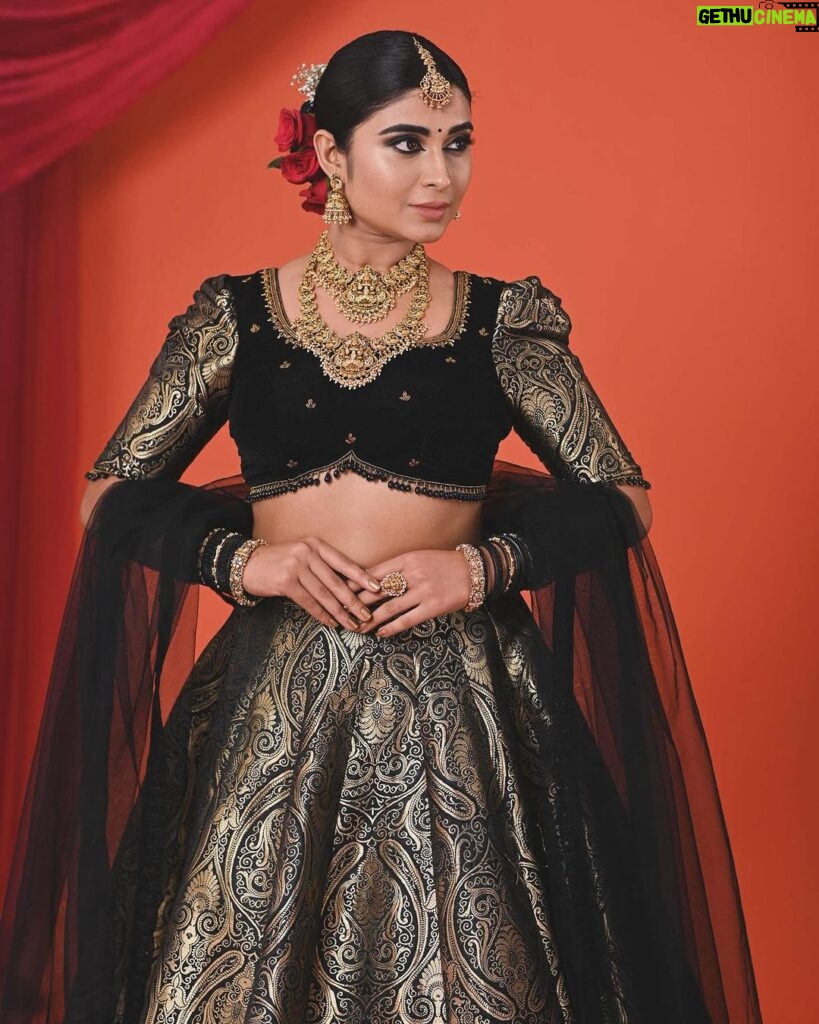 Akshita Bopaiah Instagram - Lit up like a crystal ball 🔮 MUA: @aishadas_makeover Outfit: @milena_designer_studio Jewellery: @psl_jewelry