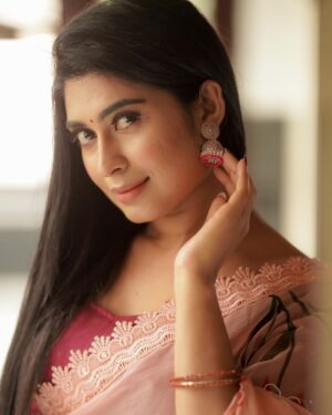 Akshita Bopaiah Instagram - Raising my vibe , one at a time 💗

Artist - @akshitha_bopaiah
Photographer - @camerasenthil
Makeup - @rajalakshmi_bridalmakeup
Shoot Organized by @rrajeshananda 
Saree: @srisai_13