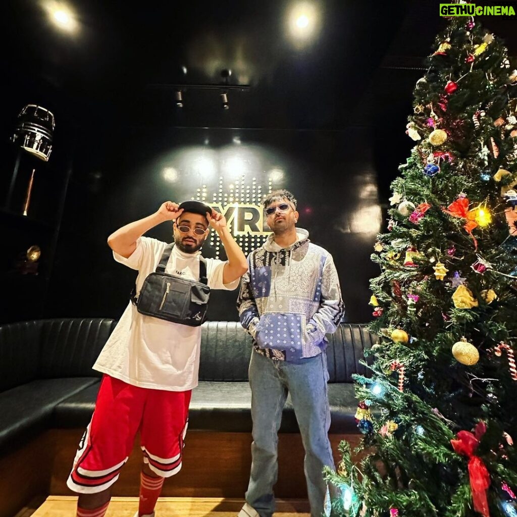Akull Instagram - Santa just told us to gift all our Fans with #AkullontheBeat x #MellowD Record 💿🎄Work has begun 🎹 We wanted the Collab Song to be Special 🎶 The wait was Worth it , Trust Me✨ You Guys will Finally Hear our Voices together in 2023 ❤️ #Christmas #Vibes 👕: @vakovestments 📍 : Headquarters Universal Music Publishing India