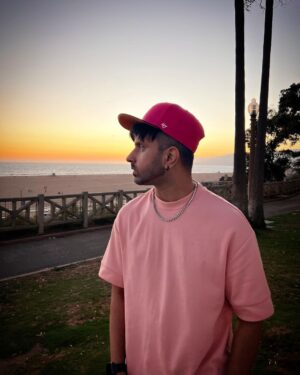 Akull Instagram - Ho gaya main gulabiyaan 🫶🏻
#akull #akullonthebeat #laalmehendiyaan