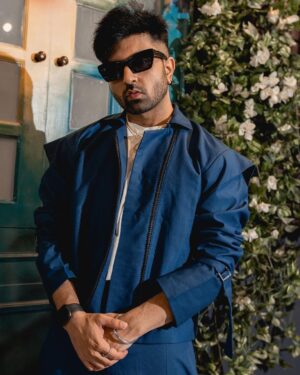 Akull Instagram - Chehra Masoom 
Vibe Bharpoor 😎😉
.
.
.

Stylist - @roshni0819
Outfit - @atulsingh_designer 
Jewellery - @sugarplumshop.co 
📸 @jvfilms_ 
#akullonthebeat #akull
