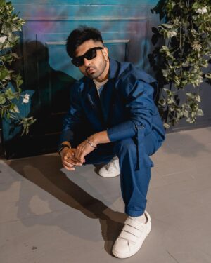 Akull Instagram - Chehra Masoom 
Vibe Bharpoor 😎😉
.
.
.

Stylist - @roshni0819
Outfit - @atulsingh_designer 
Jewellery - @sugarplumshop.co 
📸 @jvfilms_ 
#akullonthebeat #akull