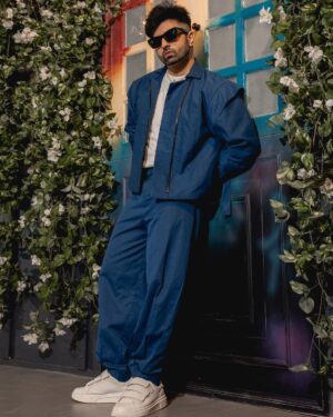 Akull Instagram - Chehra Masoom 
Vibe Bharpoor 😎😉
.
.
.

Stylist - @roshni0819
Outfit - @atulsingh_designer 
Jewellery - @sugarplumshop.co 
📸 @jvfilms_ 
#akullonthebeat #akull