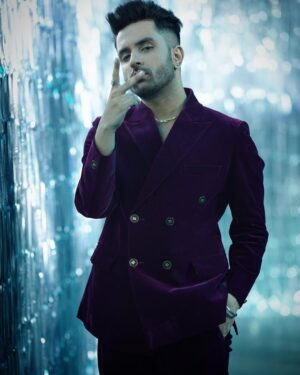Akull Instagram - Jisne ki wafaayein ek saath do jagaahein 🔥

#akull #akullonthebeat #yaadnaaaye