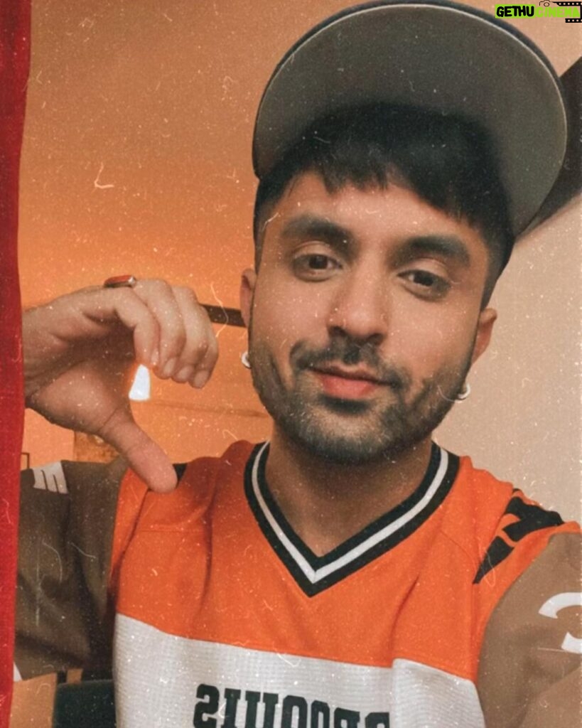 Akull Instagram - happy valentines day my future mehbooba , i hope you are also posing a selfie with half heart completing mine , see you soon 🫶🏻🤣 . . . #akull #akullonthebeat #futuremehbooba