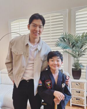Alan Kim Instagram - It was so fun to meet my minari mom too @hanyeri_official Thank you so much! 💕💕@jtbc.insta #한국인의식판 . It was very nice for the korean stars to come to the show. Korean Gordon Ramsay @fuxtom 🤗 @austinkangg @kris_johnson_87 @mingi0000 @heodak81 @southwindowsmile and special thanks to my Taekwondo @masterlee.talium #한예리 #이연복쉐프 #오스틴강 #남창희 #김민지 #허경환 #크리스
