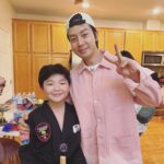 Alan Kim Instagram - It was so fun to meet my minari mom too @hanyeri_official Thank you so much! 💕💕@jtbc.insta #한국인의식판 . It was very nice for the korean stars to come to the show. Korean Gordon Ramsay @fuxtom 🤗 @austinkangg @kris_johnson_87 @mingi0000 @heodak81 @southwindowsmile and special thanks to my Taekwondo @masterlee.talium #한예리 #이연복쉐프 #오스틴강 #남창희 #김민지 #허경환 #크리스