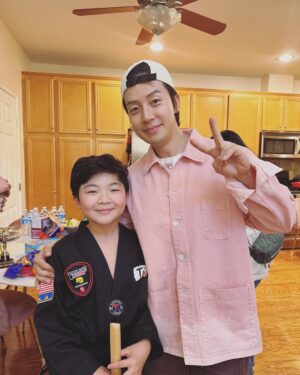 Alan Kim Instagram - It was so fun to meet my minari mom too @hanyeri_official Thank you so much! 💕💕@jtbc.insta #한국인의식판 . It was very nice for the korean stars to come to the show. Korean Gordon Ramsay @fuxtom 🤗 @austinkangg @kris_johnson_87 @mingi0000 @heodak81 @southwindowsmile and special thanks to my Taekwondo @masterlee.talium #한예리 #이연복쉐프 #오스틴강 #남창희 #김민지 #허경환 #크리스
