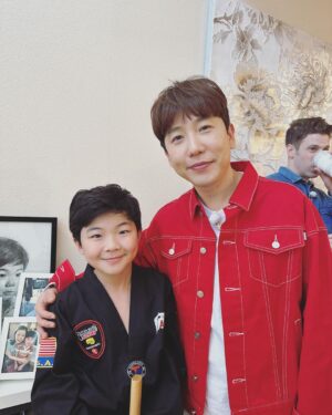 Alan Kim Instagram - It was so fun to meet my minari mom too @hanyeri_official Thank you so much! 💕💕@jtbc.insta #한국인의식판 . It was very nice for the korean stars to come to the show. Korean Gordon Ramsay @fuxtom 🤗 @austinkangg @kris_johnson_87 @mingi0000 @heodak81 @southwindowsmile and special thanks to my Taekwondo @masterlee.talium #한예리 #이연복쉐프 #오스틴강 #남창희 #김민지 #허경환 #크리스
