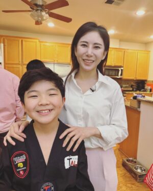 Alan Kim Instagram - It was so fun to meet my minari mom too @hanyeri_official Thank you so much! 💕💕@jtbc.insta #한국인의식판 . It was very nice for the korean stars to come to the show. Korean Gordon Ramsay @fuxtom 🤗 @austinkangg @kris_johnson_87 @mingi0000 @heodak81 @southwindowsmile and special thanks to my Taekwondo @masterlee.talium #한예리 #이연복쉐프 #오스틴강 #남창희 #김민지 #허경환 #크리스