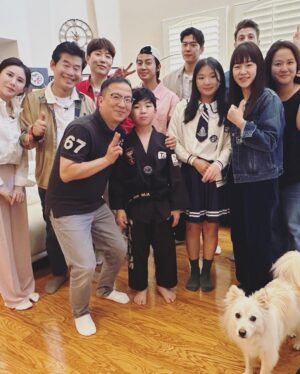 Alan Kim Instagram - It was so fun to meet my minari mom too @hanyeri_official Thank you so much! 💕💕@jtbc.insta #한국인의식판 . It was very nice for the korean stars to come to the show. Korean Gordon Ramsay @fuxtom 🤗 @austinkangg @kris_johnson_87 @mingi0000 @heodak81 @southwindowsmile and special thanks to my Taekwondo @masterlee.talium #한예리 #이연복쉐프 #오스틴강 #남창희 #김민지 #허경환 #크리스