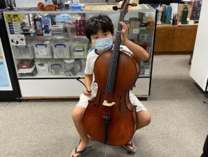 Alan Kim Instagram - I worked hard to learn cello. 😅😅but too difficult. 😅😅 @appletvplus 
Special thanks to #Kevantorfeh @h.anna.bae @caseyk.mp3