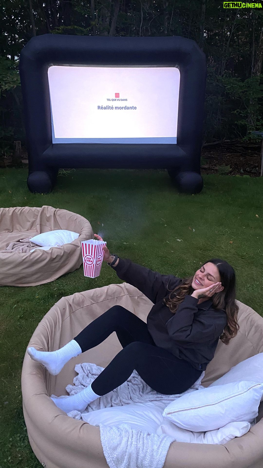 Alanis Desilets Instagram - TEL QUE VU DANS… où sont mes amoureux de cinéma et de télé? 🤪 @mcdonaldscanada célèbre toutes les fois où McDo a fait son apparition dans nos écrans. Une bonne raison pour appeler ta gang et vous faire un cinoche-McDo. 🤝🏻🍔 #pub #équipemcdo