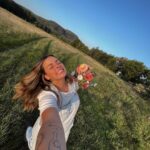Alanis Desilets Instagram - Sunset maaaaagique je dirais. 💐🌞 Pour @lacampagnedici Bouquet @_chezdandelion