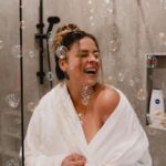 Alanis Desilets Instagram - SELFCARE SUNDAY.🧖🏼‍♀️ Rien comme la douche du dimanche avant d'attaquer une autre semaine retour de vacances. Le crème douche de @niveacanada est mon bestie de douche ces jours-ci. Il sent diiiiiiivin & laisse ma peau hydratée à cause des huiles hydratantes qui se trouvent à l'intérieur. #pub #NIVEANATION 📸 @cam_ds