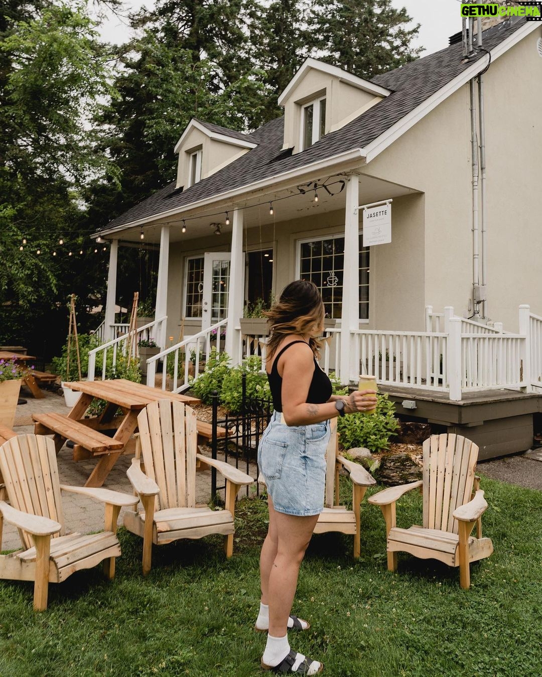 Alanis Desilets Instagram - @abpboutique 🤝🏻 @lajasette.co On a eu la chance de faire équipe avec ABP, entreprise coup de coeur dans le mobilier. Nous avons sélectionné nos chaise adirondack dans leur magggnnniffffique boutique. Il y a plein d'items dispos sur mesure ainsi que du mobilier exceptionnel pour vos événements. 🤎 #gifted 📸 @cam_ds