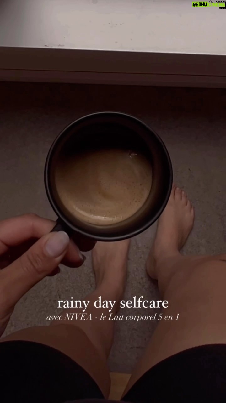 Alanis Desilets Instagram - #pub Le Lait corporel nourrissant, maintenant avec 5-en-1 soin complet de @niveacanada m'a totalement charmé avec son hydratation profonde et son fini non gras. 💧🍋 On dit qu'il est 5 en 1 justement parce que : 1. 48h d'hydratation profonde 2. Soulagement de la peau sèche après une application 3. Nourrit Intensément 4. Non gras 5. Peau lisse et d'apparence saine #NIVEA5en1 #NIVEANATION #LaitCorporelNourrissant #SoinsDeLaPeau #selfcare