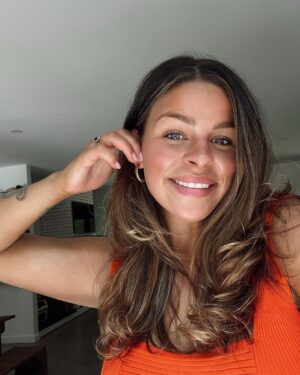 Alanis Desilets Instagram - 27🤎💫

Reconnaissante de tout & pour tout le monde avec qui j'ai la chance de partager cette vie.

Une autre année à poursuivre mon rêve d'être chanteuse internationale. 🎙️