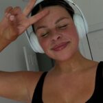 Alanis Desilets Instagram - Le plus gros défi dans la vie d'une fille est choisir entre faire du sport ou avoir des beaux cheveux propres. 🫠