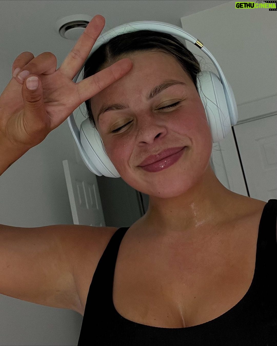 Alanis Desilets Instagram - Le plus gros défi dans la vie d'une fille est choisir entre faire du sport ou avoir des beaux cheveux propres. 🫠
