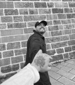 Alanis Desilets Instagram - Happy birthday soulmate. 🤝🏻🤎

Aucun mot -aucun- est à la hauteur de ce que je ressens pour toi. Je suis fière sans bon sens d'avoir un homme comme toi dans ma vie. Tu es la meilleure personne que je connaisse, vraiment. Peu importe les tempêtes que la vie peut mettre sur nos chemins, je sais que mes enfants auront toujours le meilleur des papas à leur côté, c'est précieux. Je te le dirai jamais assez, mais merci. 🫶🏼

AH PIS JE T'AIME COMME UNE FOLLE AUSSI!!!!