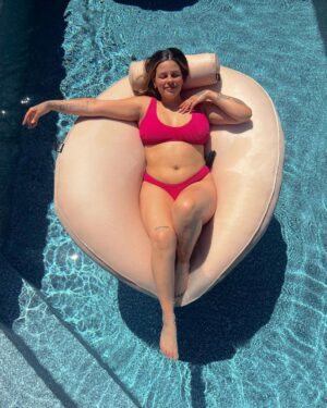 Alanis Desilets Instagram - * concours terminé - bravo @jade.laryssa ❤️

GAGNE TON FLOTTANT POUR PISCINE. 🌊🌞

Le beau temps est arrivé & si tu as un étendu d'eau dans lequel en profiter je te conseille fortement de participer à ce concours. ZEEEEE best flotteur ever. Tellement confo, flotte hyper bien (+ est très cute)😍

- follow @norkaliving & @alanis.desilets 
- tag ton pool partner 

Le ou la gagnante sera annoncé via mes stories dans 7jours (4juin prochain)