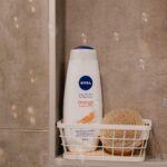 Alanis Desilets Instagram - SELFCARE SUNDAY.🧖🏼‍♀️ Rien comme la douche du dimanche avant d'attaquer une autre semaine retour de vacances. Le crème douche de @niveacanada est mon bestie de douche ces jours-ci. Il sent diiiiiiivin & laisse ma peau hydratée à cause des huiles hydratantes qui se trouvent à l'intérieur. #pub #NIVEANATION 📸 @cam_ds