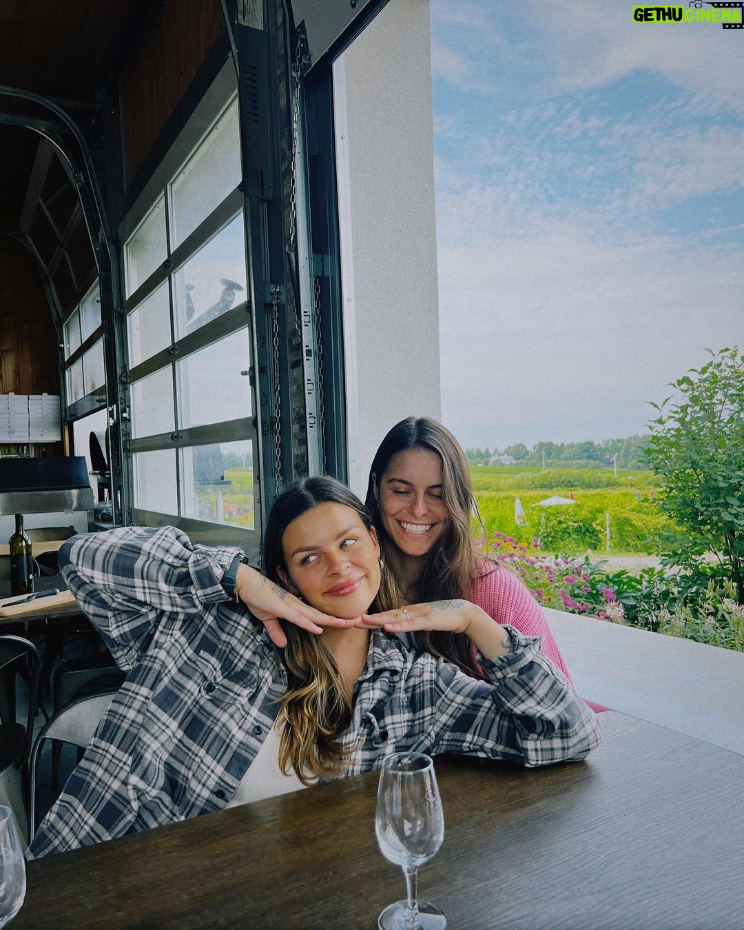 Alanis Desilets Instagram - Best day avec les bestay. 🤎🍷
