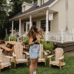 Alanis Desilets Instagram - @abpboutique 🤝🏻 @lajasette.co On a eu la chance de faire équipe avec ABP, entreprise coup de coeur dans le mobilier. Nous avons sélectionné nos chaise adirondack dans leur magggnnniffffique boutique. Il y a plein d'items dispos sur mesure ainsi que du mobilier exceptionnel pour vos événements. 🤎 #gifted 📸 @cam_ds