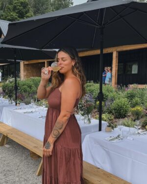 Alanis Desilets Instagram - BAUMIER x MAISON DE SOMA. 🫐

Un plaisir de célébrer les entrepreneurs magiques d'ici le temps d'une des plus magnifique tablée à laquelle j'ai eu la chance de prendre place. 🍴

@baumier.baravin @maisondesoma