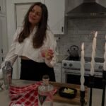 Alanis Desilets Instagram - Les fêtes rime avec prendre le temps de se faire ses drinks préférés avec les produits d'ici @distillerie3lacs est au coeur de nos moments festifs depuis plusieurs années déjà & je suis pas fru de ça. Meilleur gin. Meilleur drinks meilleur toute. 🌲🕺🏻 #pub #distillerie3lacs #valeursure