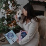 Alanis Desilets Instagram - J'ai le plus beau lutin. 🌲🐶 On a choisi d'ajouter sous le sapin deux valeurs sûres — les kits de @niveacanada. Nous avons choisi les kits Santez-Vous Hydraté(e) et Santez-Vous Rafraîchi(e) cette année.Simple et apprécié de toutes les femmes de ton entourage.💙 #pub #NIVEANation #NIVEAHoliday
