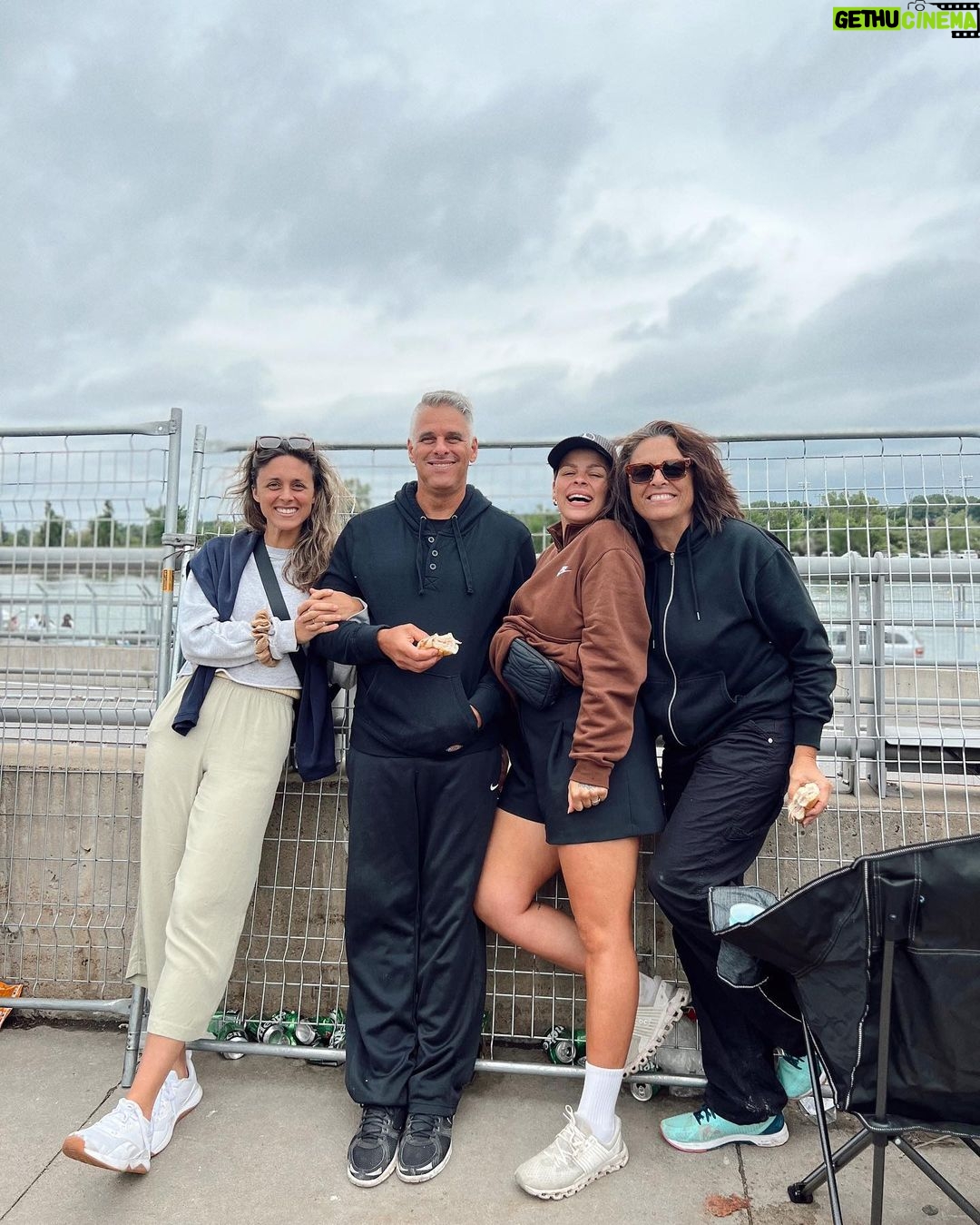 Alanis Desilets Instagram - Il y a 27ans mon père était au Circuit Gilles-Villeneuve alors que la travail de ma mère commençait et que j'allais me pointer le bout du nez.🤰🏻 Aujourd'hui on y était en famille et c'était la fête des pères! Une belle boucle quoi. 🤎🏁