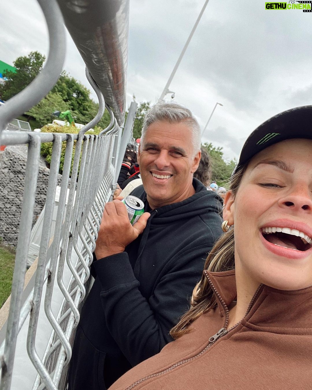Alanis Desilets Instagram - Il y a 27ans mon père était au Circuit Gilles-Villeneuve alors que la travail de ma mère commençait et que j'allais me pointer le bout du nez.🤰🏻 Aujourd'hui on y était en famille et c'était la fête des pères! Une belle boucle quoi. 🤎🏁