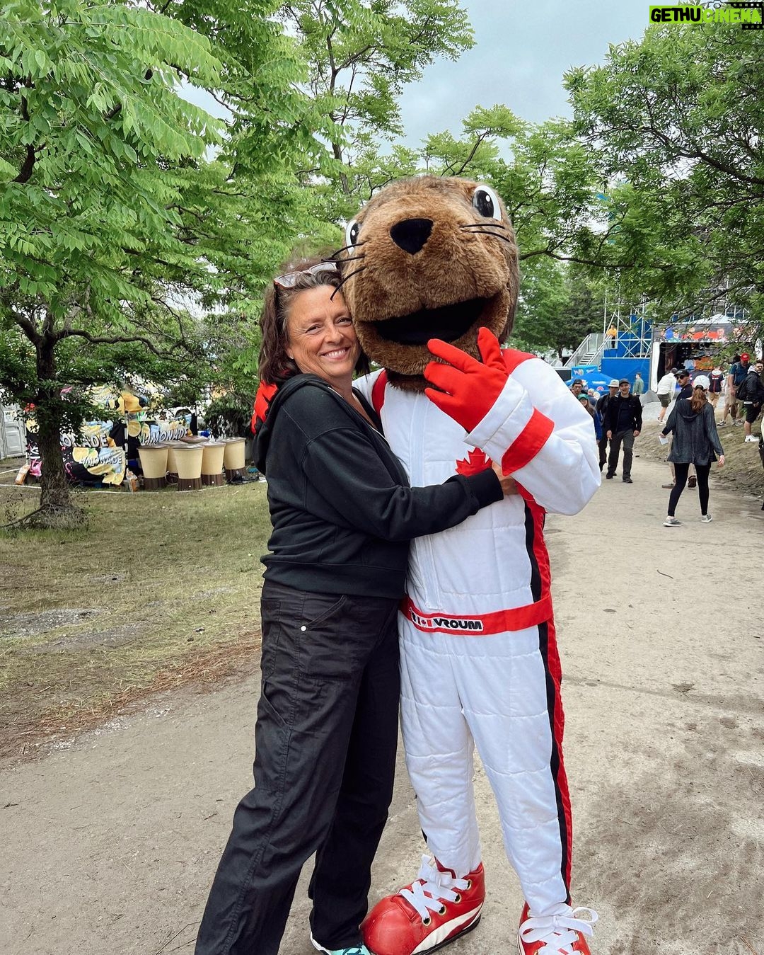 Alanis Desilets Instagram - Il y a 27ans mon père était au Circuit Gilles-Villeneuve alors que la travail de ma mère commençait et que j'allais me pointer le bout du nez.🤰🏻 Aujourd'hui on y était en famille et c'était la fête des pères! Une belle boucle quoi. 🤎🏁