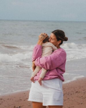 Alanis Desilets Instagram - 27🤎💫

Reconnaissante de tout & pour tout le monde avec qui j'ai la chance de partager cette vie.

Une autre année à poursuivre mon rêve d'être chanteuse internationale. 🎙️