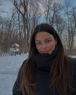 Alanis Desilets Instagram - Messembe s'tun peu exagéré devoir être un adulte avec des responsabilités chaque lundi matin. Surtout le lundi matin d'ajd mettons. Tit souvenir du ciel bleu parce qu'après la pluie l'beau temps. 🥸