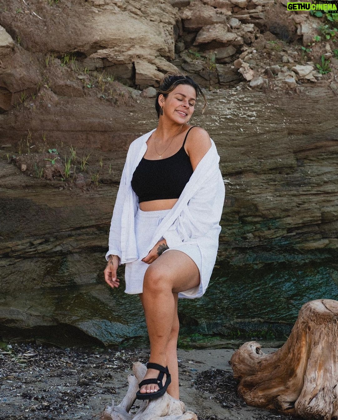 Alanis Desilets - 17.9K Likes - 27🤎💫
Reconnaissante de tout & pour tout le monde avec qui j'ai la chance de partager cette vie.
Une autre année à poursuivre mon rêve d'être chanteuse internationale. 🎙️