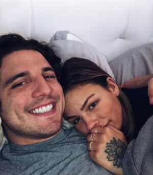 Alanis Desilets Instagram - Happy birthday soulmate. 🤝🏻🤎

Aucun mot -aucun- est à la hauteur de ce que je ressens pour toi. Je suis fière sans bon sens d'avoir un homme comme toi dans ma vie. Tu es la meilleure personne que je connaisse, vraiment. Peu importe les tempêtes que la vie peut mettre sur nos chemins, je sais que mes enfants auront toujours le meilleur des papas à leur côté, c'est précieux. Je te le dirai jamais assez, mais merci. 🫶🏼

AH PIS JE T'AIME COMME UNE FOLLE AUSSI!!!!