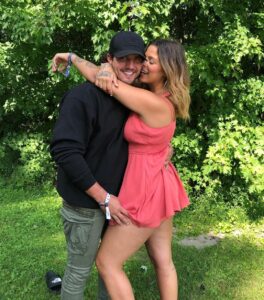 Alanis Desilets Instagram - Happy birthday soulmate. 🤝🏻🤎 Aucun mot -aucun- est à la hauteur de ce que je ressens pour toi. Je suis fière sans bon sens d'avoir un homme comme toi dans ma vie. Tu es la meilleure personne que je connaisse, vraiment. Peu importe les tempêtes que la vie peut mettre sur nos chemins, je sais que mes enfants auront toujours le meilleur des papas à leur côté, c'est précieux. Je te le dirai jamais assez, mais merci. 🫶🏼 AH PIS JE T'AIME COMME UNE FOLLE AUSSI!!!!