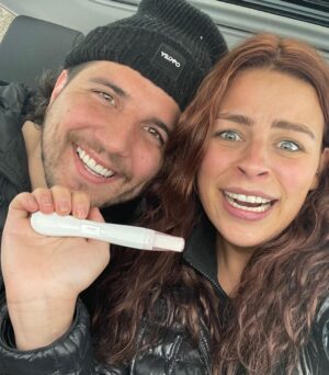 Alanis Desilets Instagram - Happy birthday soulmate. 🤝🏻🤎

Aucun mot -aucun- est à la hauteur de ce que je ressens pour toi. Je suis fière sans bon sens d'avoir un homme comme toi dans ma vie. Tu es la meilleure personne que je connaisse, vraiment. Peu importe les tempêtes que la vie peut mettre sur nos chemins, je sais que mes enfants auront toujours le meilleur des papas à leur côté, c'est précieux. Je te le dirai jamais assez, mais merci. 🫶🏼

AH PIS JE T'AIME COMME UNE FOLLE AUSSI!!!!