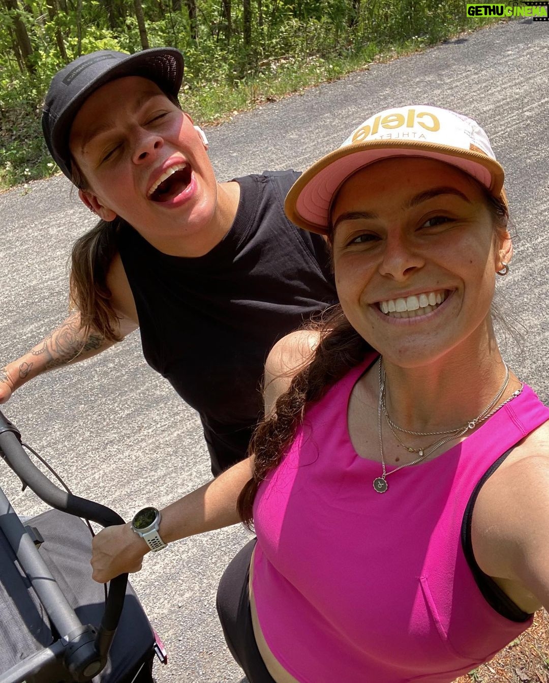 Alanis Desilets Instagram - 10KM !!!👋🏼🫠 Premier 10km. Je dis pas ça souvent, mais comme je suis fière. 3mois post deuxième bébé - si tu m'avais dit ça y'a 1an, je t'aurais pas crue étant VRAIMENT pas une coureuse de nature. 🥹 @le6amclub m'a clairement donné envie de pousser mes limites un brin. MAIS, je n'aurais jaaaamaaaais fait ça sans ma partner de touuuute @laugravel merci pour tes trucs, ta patience pis merci de me trouver bonne tout l'temps! 🫶🏼