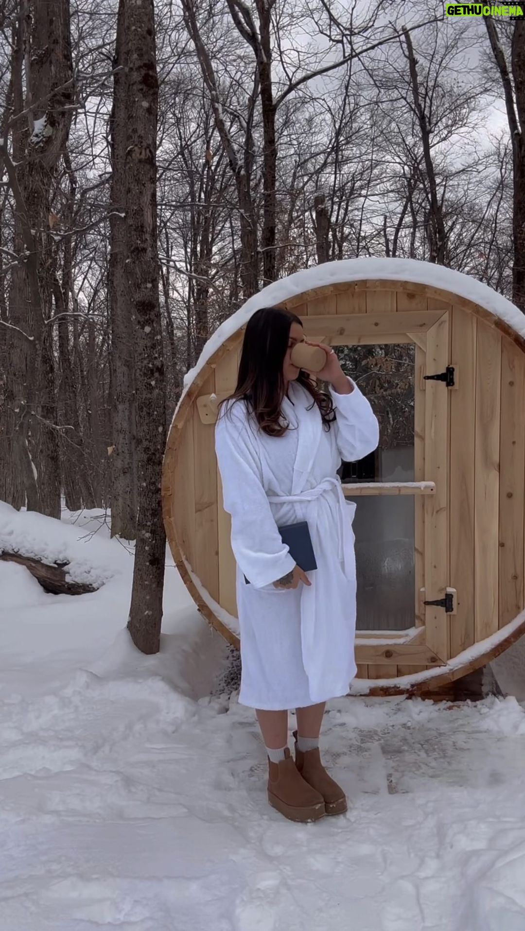 Alanis Desilets Instagram - Self-care day avec Lait Corporel Nourissant Soin Complet 5-en-1 de @niveacanada 💙 On dit quil est 5 en 1 justement parce que : 1. 48h d'hydratation profonde 2. Soulagement de la peau sèche après une application s.Nouruintensement 4. Non gras 5. Peau lisse et d'apparence saine