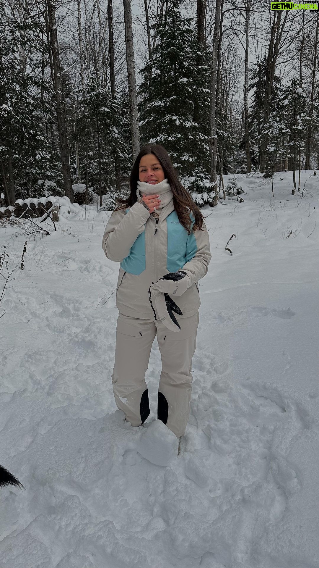 Alanis Desilets Instagram - GRWM - outside edition! ❄️ Habillée de la tête aux pieds par @columbiasportswear_ca et je suis 100% heureuse de la qualité et le confort des vêtements. Un gros 10/10!🧸 Dressed head to toe by @columbiasporswear_ca and I am 100% happy with the quality and comfort of the clothes. A big 10/10!