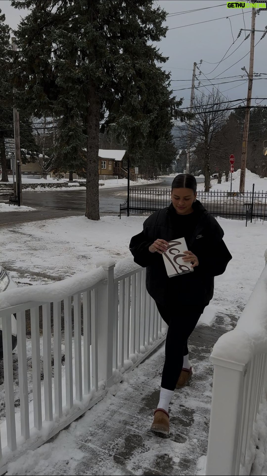 Alanis Desilets Instagram - LA JOURNÉE DU BISCUIT🍪Le 4 décembre, c’est la journée nationale du biscuit. Quelle meilleure occasion pour soutenir la mission de @rmhccanada de #GarderLesFamillesEnsemble? Gâte toi, tes proches pis tous ceux que tu aimes! 🤎Wouhouuuuuuu!!! #pub #biscuitsàpartager @omrm_montreal @omrm_quebec